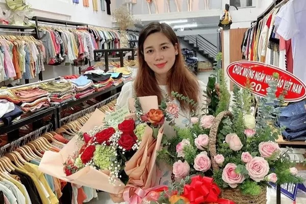 Cô giáo Huyền trong tiệm quần áo của gia đình. Ảnh: FBNV