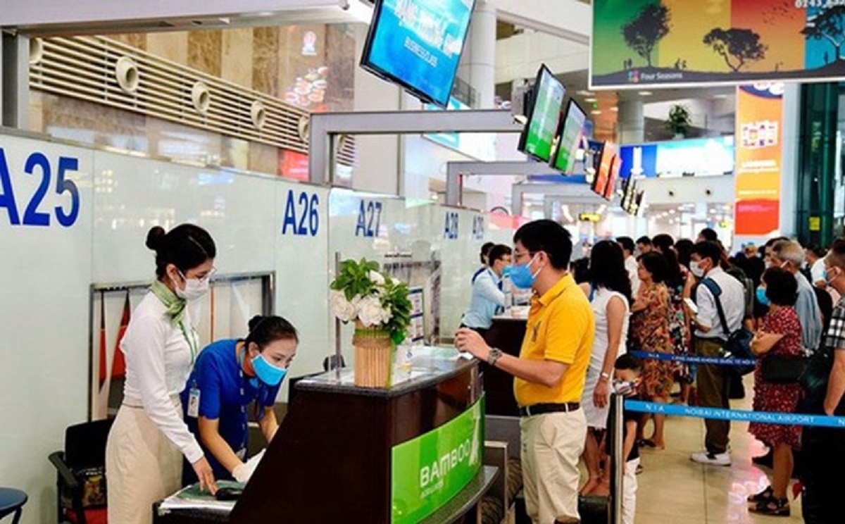 Để đáp ứng nhu cầu đi lại thuận tiện bằng đường hàng không, Cục Hàng không Việt Nam và các hãng hàng không khuyến cáo hành khách nên chủ động đặt mua sớm vé máy bay dịp Tết qua các kênh bán vé chính thức của các hãng và làm thủ tục tại các kios check-in tại sân bay hoặc trực tuyến tại các cảng hàng không được phép. Ảnh minh hoạ