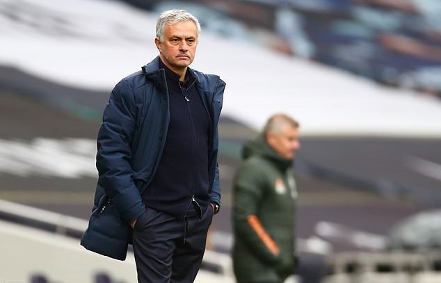 Khi Santos bị sa thải, Jose Mourinho được cho là ứng viên số một cho ghế nóng ở tuyển Bồ Đào Nha. Khi Santos bị sa thải, Jose Mourinho được cho là ứng viên số một cho ghế nóng ở tuyển Bồ Đào Nha.