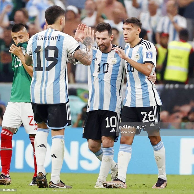 Nhằm hưởng ứng tinh thần dân tộc, một nhóm tự xưng Hiệp hội phù thủy Argentina đã lên mạng xã hội bày cách để giúp đội nhà có được lợi thế trước Pháp. Họ tiết lộ rằng từng làm nhiều hành động tâm linh với mục đích khiến sức mạnh đối thủ của Messi và các đồng đội suy giảm. Nhằm hưởng ứng tinh thần dân tộc, một nhóm tự xưng Hiệp hội phù thủy Argentina đã lên mạng xã hội bày cách để giúp đội nhà có được lợi thế trước Pháp. Họ tiết lộ rằng từng làm nhiều hành động tâm linh với mục đích khiến sức mạnh đối thủ của Messi và các đồng đội suy giảm.