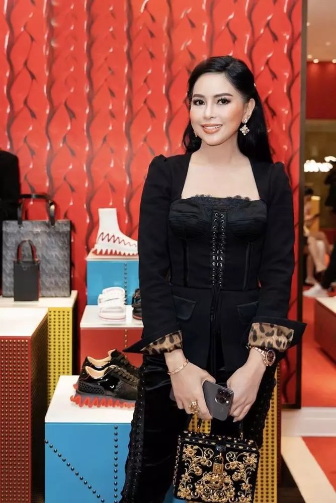 Bà Thuỷ Tiên sinh năm 1970 ở Hà Nội. Gia đình vốn khó khăn nên từ nhỏ, bà đã có tính tự lập cao. Bà từng làm gia sư tiếng Anh trước khi bén duyên với điện ảnh.