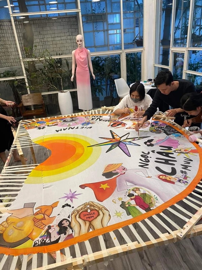 Áo choàng của Ngọc Châu tại Miss Universe 2022 đẹp đến không ngờ, fan đồng loạt 'quay xe' Áo choàng của Ngọc Châu tại Miss Universe 2022 đẹp đến không ngờ, fan đồng loạt 'quay xe'
