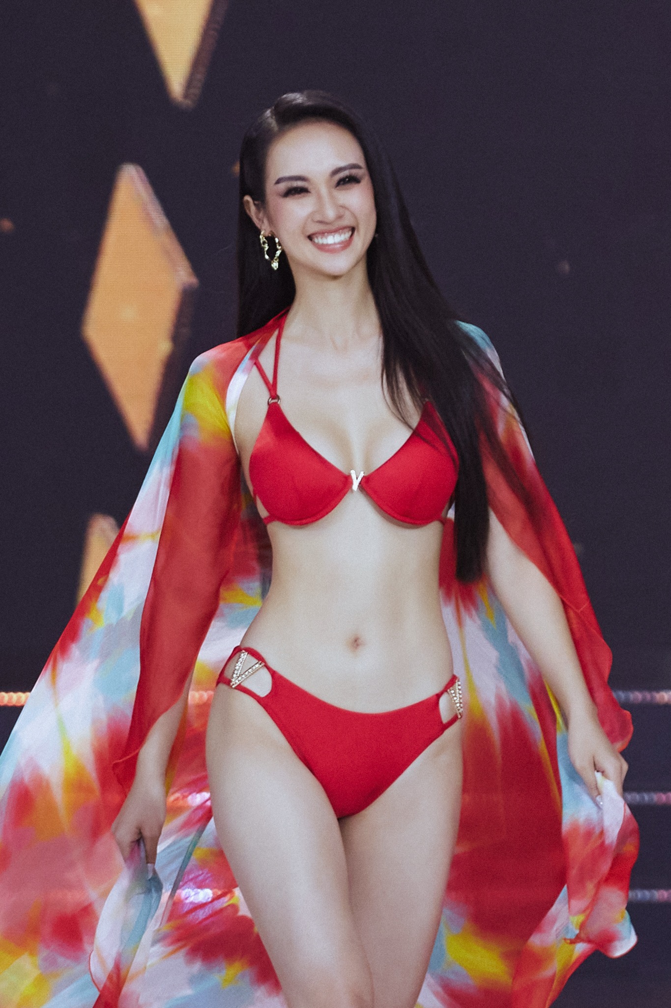 Áo choàng của Ngọc Châu tại Miss Universe 2022 đẹp đến không ngờ, fan đồng loạt 'quay xe' Áo choàng của Ngọc Châu tại Miss Universe 2022 đẹp đến không ngờ, fan đồng loạt 'quay xe'