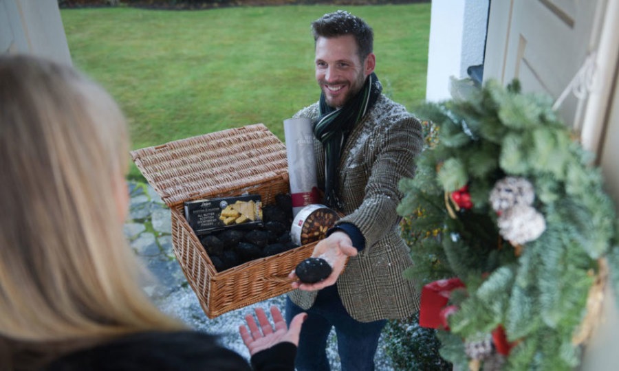 Để đón may mắn vào nhà, người dân nơi đây thường mời những người đàn ông cao lớn và đẹp trai ghé thăm trong thời khắc đầu tiên của năm mới.