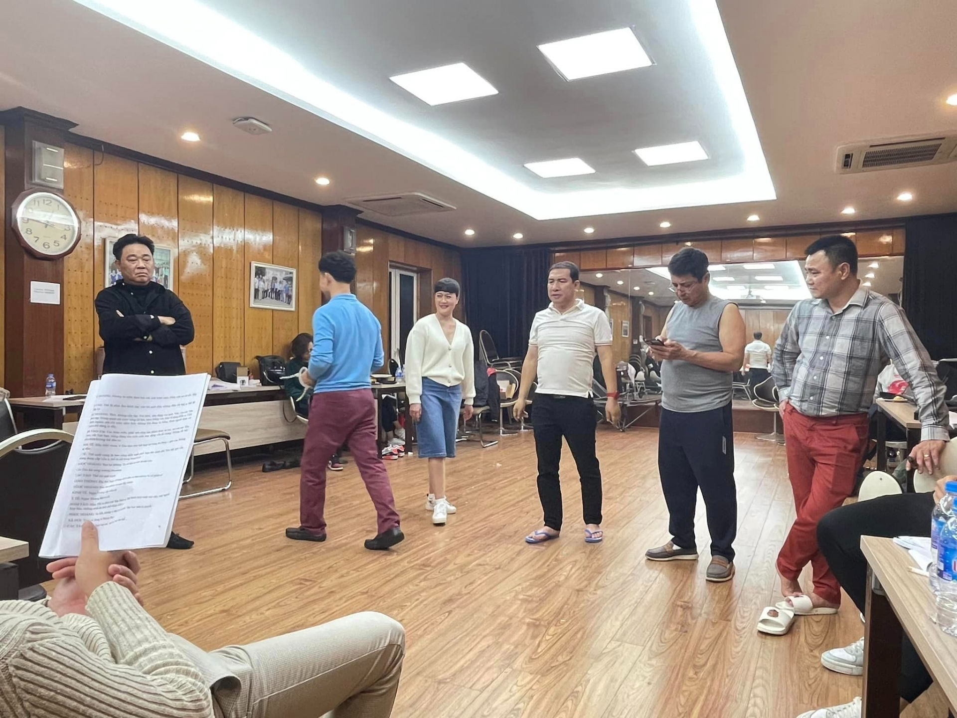 Dù phải thức đến 2h sáng nhưng các nghệ sĩ đều tập trung cao độ khi chuẩn bị cho chương trình Táo Quân 2023.