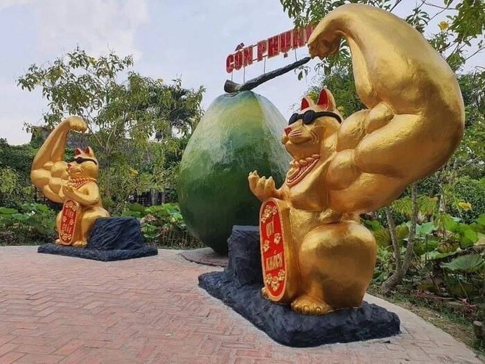 Đầu tiên và gây bão nhất mấy ngày nay chính là chú mèo ở Bến Tre năm 2023. Linh vật này khiến cộng đồng mạng phát sốt. Không chỉ trông hoạt bát nhanh nhẹn mà chú mèo này còn rất lực lưỡng. Quả thật, có sức khỏe là có tất cả!