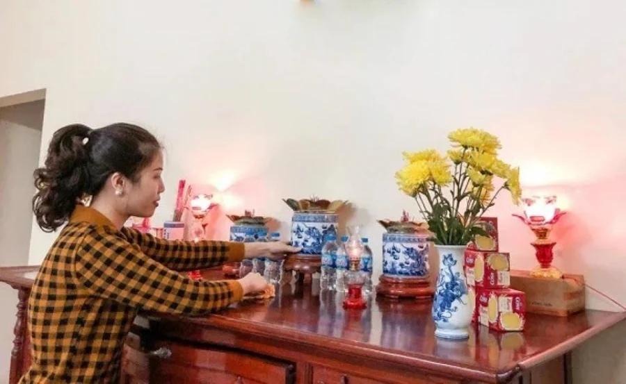 Gia chủ cần lưu ý tắm rửa sạch sẽ, ăn mặc gọn gàng và chuẩn bị hoa quả đặt lên trước khi dọn ban thờ và đồ thờ cúng. Ảnh minh hoạ