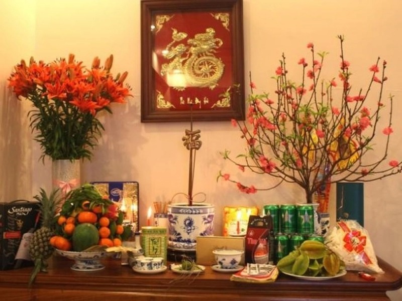 Sau đó thắp hương để thông báo cho tổ tiên và thần linh biết rằng gia chủ chuẩn bị dọn dẹp ban thờ, mời tổ tiên và thần linh tạm lánh đi nơi khác một thời gian để con cháu lau dọn. Ảnh minh hoạ Sau đó thắp hương để thông báo cho tổ tiên và thần linh biết rằng gia chủ chuẩn bị dọn dẹp ban thờ, mời tổ tiên và thần linh tạm lánh đi nơi khác một thời gian để con cháu lau dọn. Ảnh minh hoạ