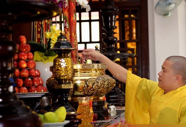 Theo cách gọi nhà Phật, bao sái là việc vệ sinh bát hương - một việc rất cần làm trong dịp năm hết Tết đến. Theo cách gọi nhà Phật, bao sái là việc vệ sinh bát hương - một việc rất cần làm trong dịp năm hết Tết đến.