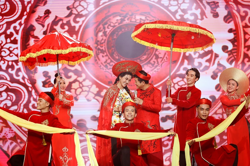 Quang Lê mời Hoài Linh giả gái trong 'Hát trên quê hương 8' - Ảnh 1 Quang Lê mời Hoài Linh giả gái trong 'Hát trên quê hương 8' - Ảnh 1
