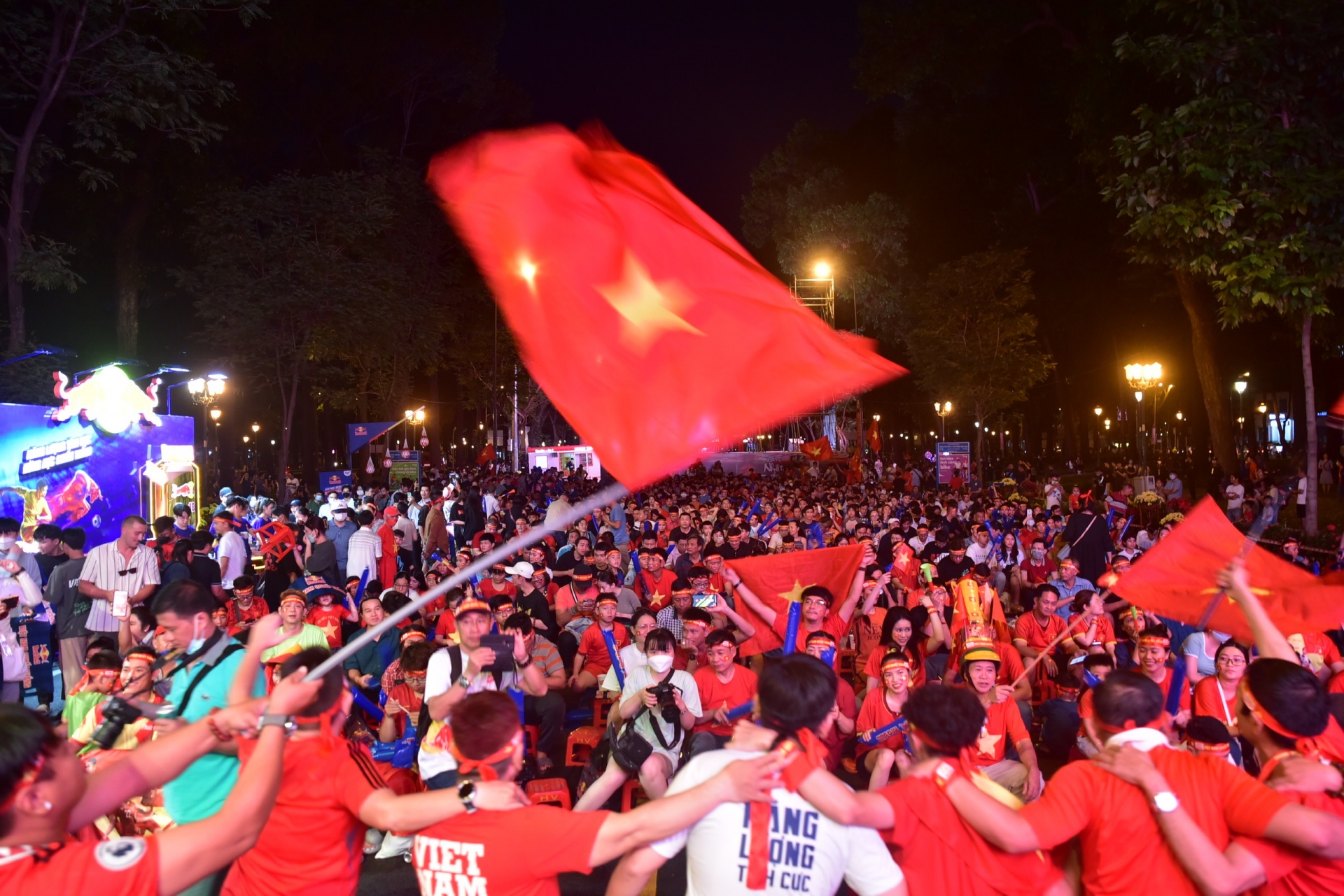Hàng ngàn cổ động viên đã đổ ra đường để vổ vũ cho ĐT Việt Nam.