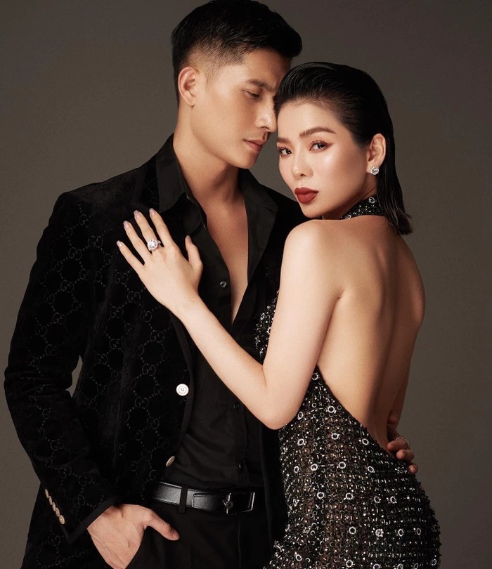 Lệ Quyên khoe loạt ảnh cực tình bên Lâm Bảo Châu nhân dịp năm mới.