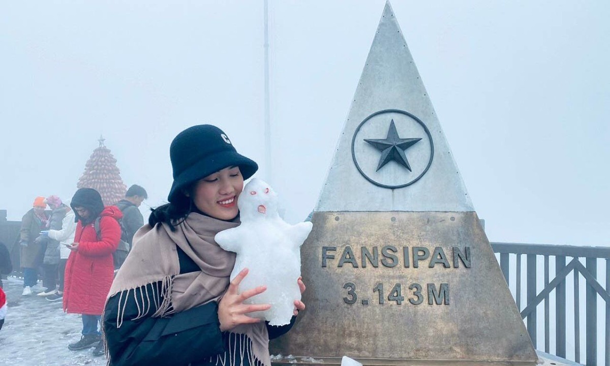 Vào dịp cuối năm 2022, SaPa đã có tuyết rơi khiến nhiều người đổ xô lên săn tuyết. Ảnh: FB