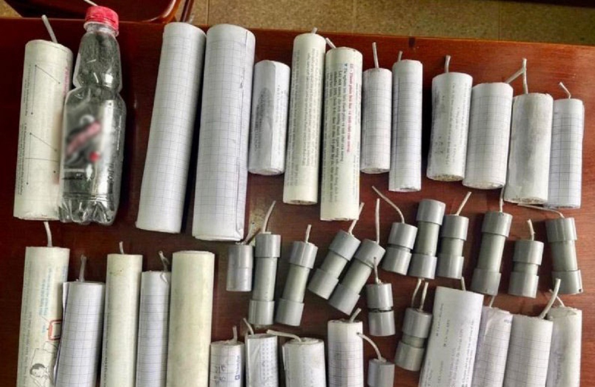 Pháo nổ là sản phẩm được chế tạo, sản xuất thủ công hoặc công nghiệp, khi có tác động của xung kích thích cơ, nhiệt, hóa hoặc điện gây ra tiếng nổ hoặc gây ra tiếng rít, tiếng nổ.