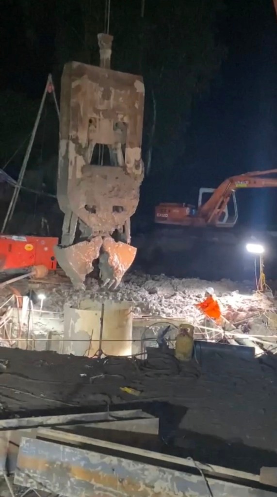 Hình ảnh gầu cạp hoạt động trong đêm 13/1.