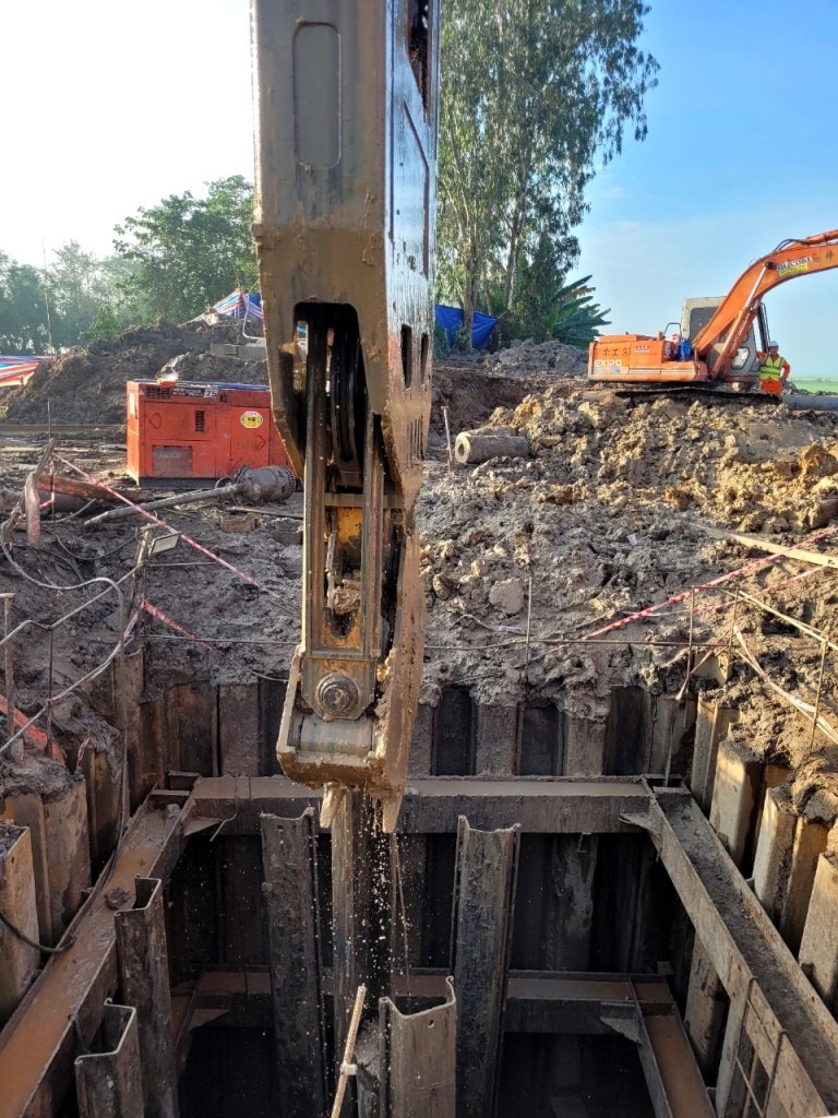 Với các thiết bị lớn, quá trình đào đất diễn ra trong hố sâu nên rất phức tạp.