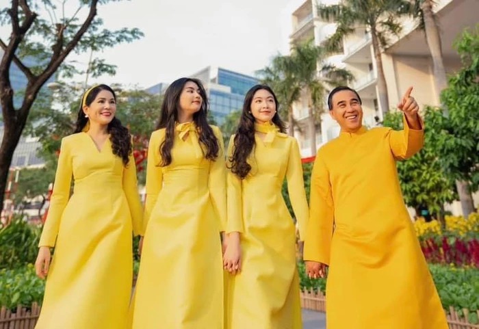 Diện áo dài chúc Tết, ái nữ nhà Quyền Linh khiến dân tình u mê: Chuẩn Hoa hậu tương lai - Ảnh 1 Diện áo dài chúc Tết, ái nữ nhà Quyền Linh khiến dân tình u mê: Chuẩn Hoa hậu tương lai - Ảnh 1