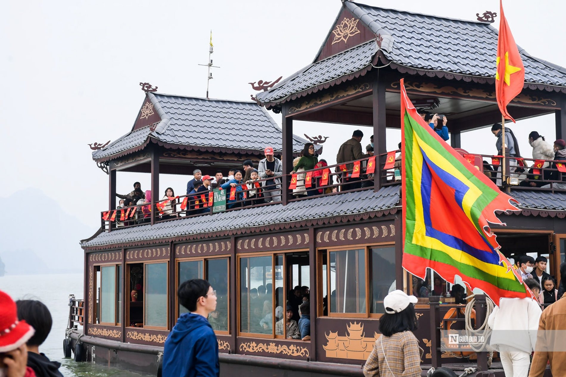 Dù phải trả 200.000 - 270.000 đồng/lượt ngồi thuyền tùy loại to, nhỏ vượt hồ vào chùa với 1 quãng đường khoảng 500 m, tuy nhiên, du khách phải nối đuôi nhau thành hàng dài, chen nhau mướt mồ hôi mới có thể lên được thuyền.