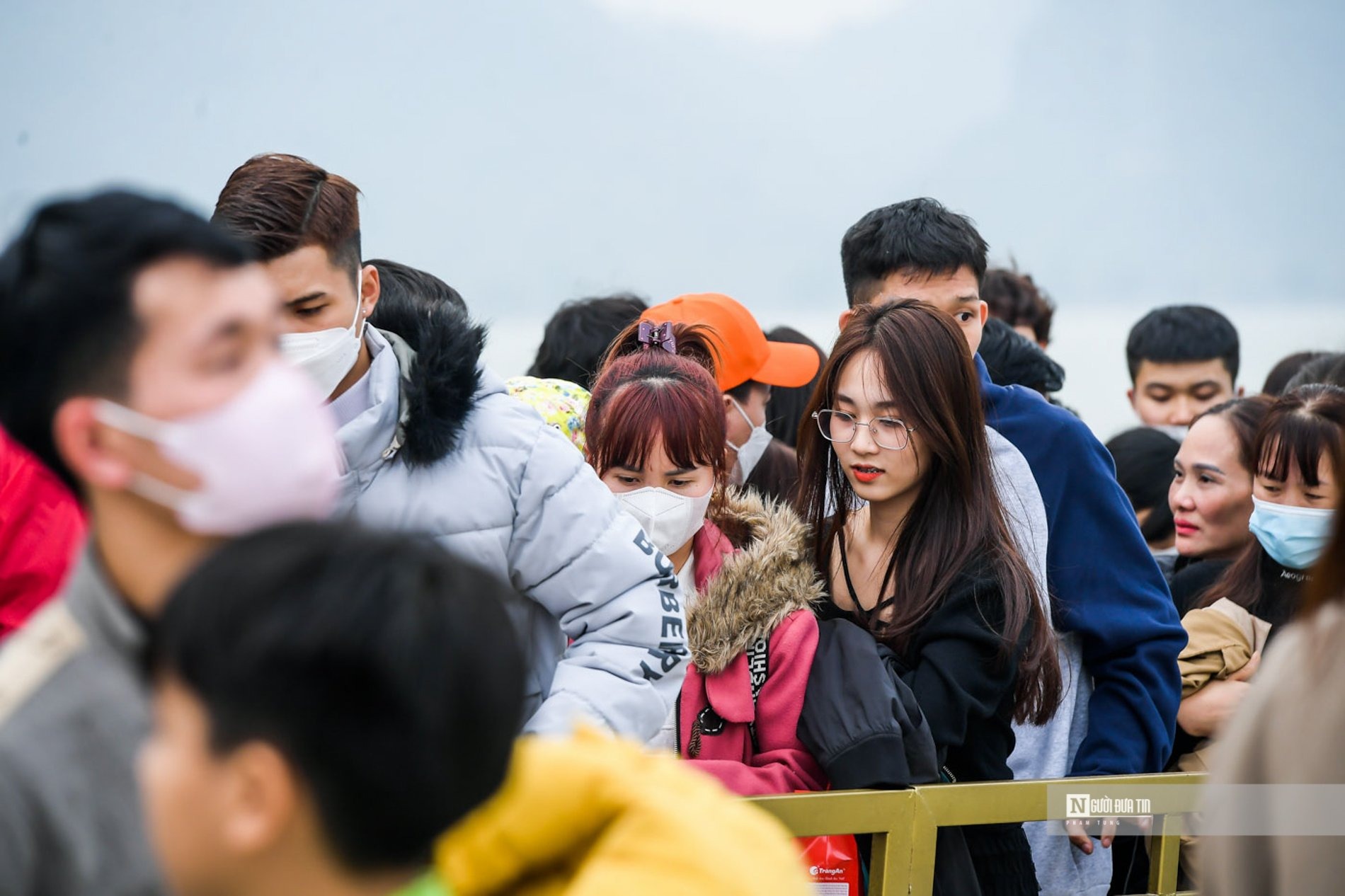 Dòng người đông đúc chờ mua vé tàu để lên chùa theo hàng nhưng cảnh tượng nhìn khá lộn xộn.