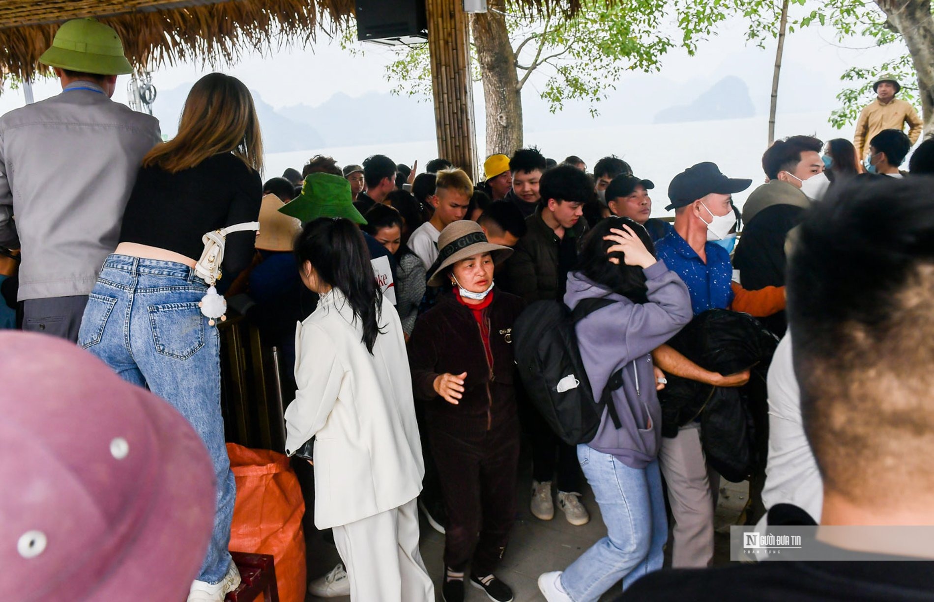 Nhiều du khách tỏ ra rất mệt mỏi vì phải chờ đợi lâu trong không gian đông kín người.