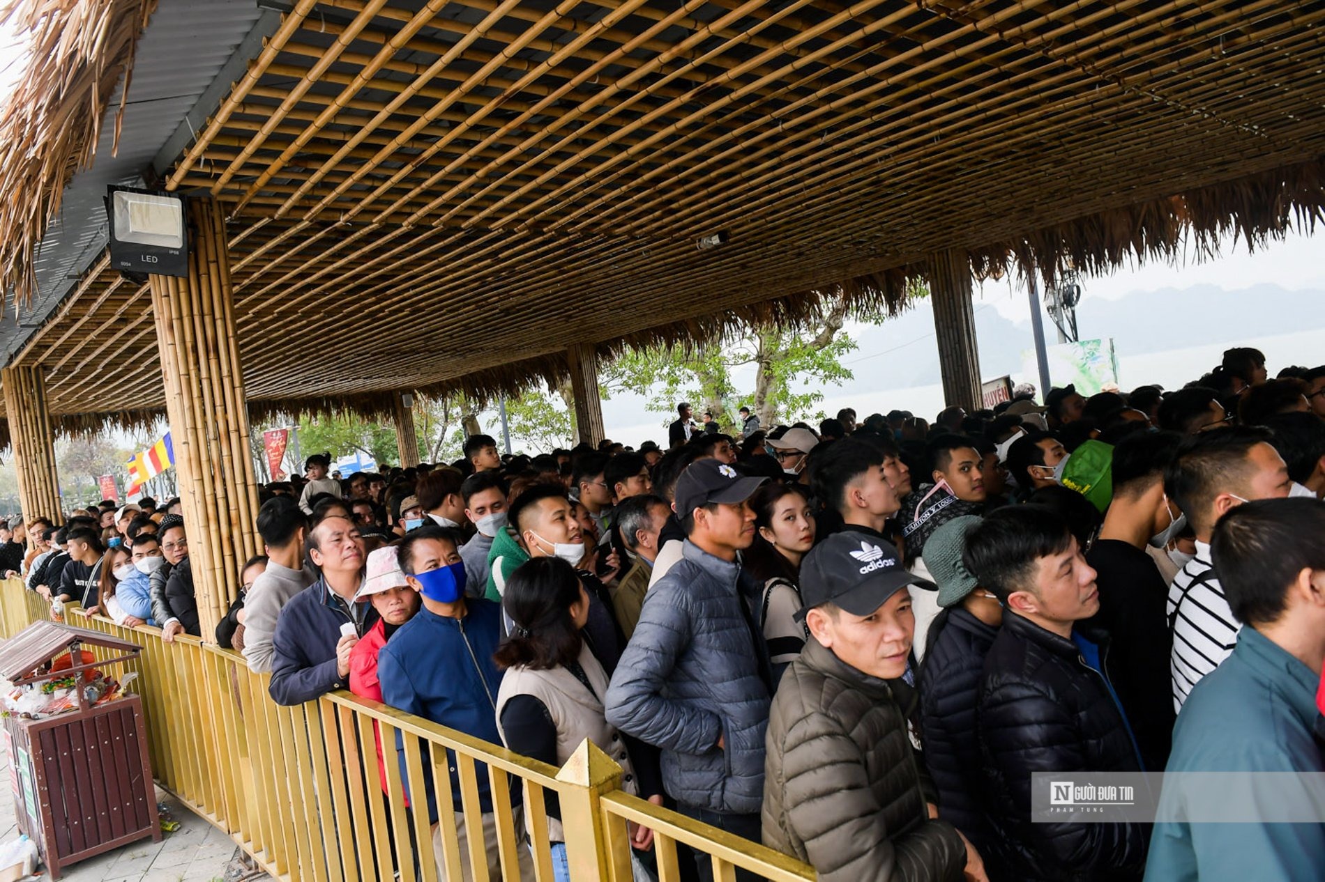 Đặc biệt tại khu vực bến thuyền hàng dài người đứng chật kín xếp hàng để chờ mua vé, lên thuyền.