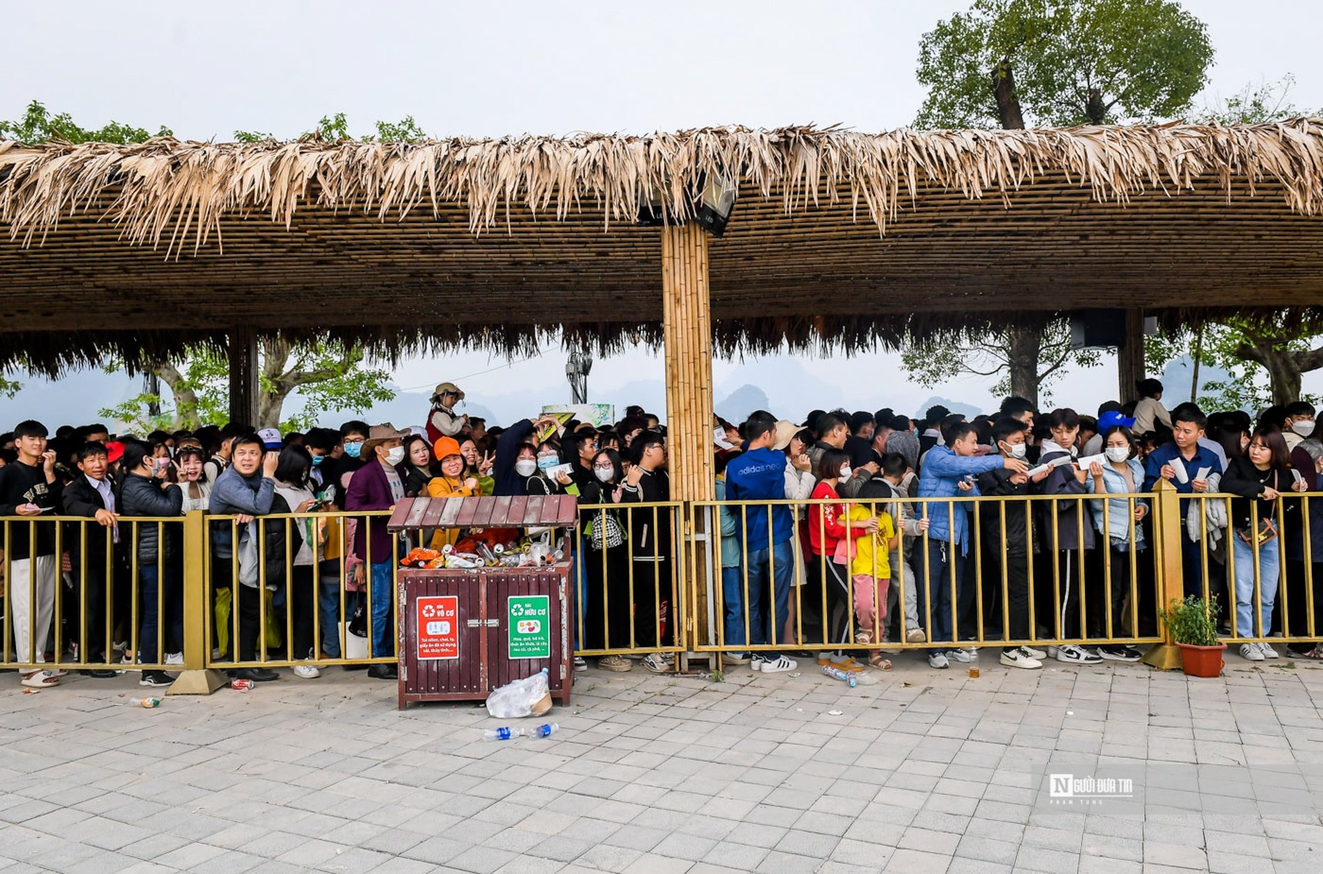 Theo ghi nhận của Người Đưa Tin, ngày 26/2, có tới hàng vạn người đến quần thể khu du lịch này. Tại các khu vực cổng vào, bãi đỗ xe, quầy bán vé, khu vực đợi lên thuyền vào khu du lịch dày đặc người chờ đợi để đến lượt. Các lực lượng làm nhiệm vụ rất vất vả để ổn định tình hình nhưng vẫn xảy ra tình trạng chen lấn, lộn xộn.