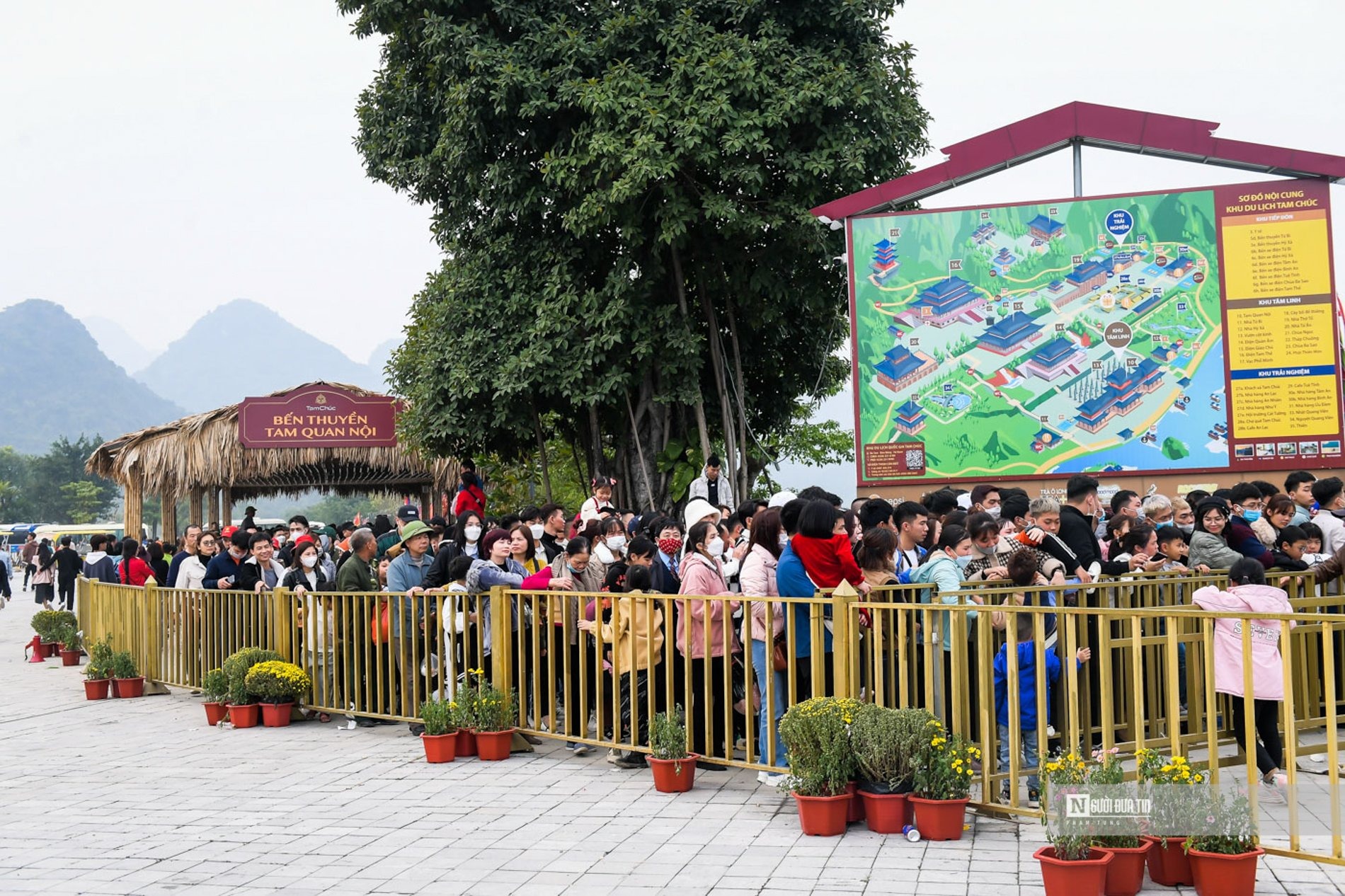 Trong 5 ngày đầu năm Quý Mão (từ mùng 2 đến mùng 5 Tết ), tại quần thể khu du lịch tâm linh chùa Tam Chúc (huyện Kim Bảng, Hà Nam), hàng vạn người đổ về đi lễ đầu xuân. 