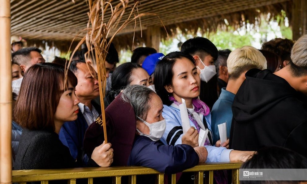 Nhất là người cao tuổi và trẻ em tỏ ra rất mệt mỏi sau khi xếp hàng cả giờ đồng hồ nhưng không đến lượt len thuyền vào chùa.