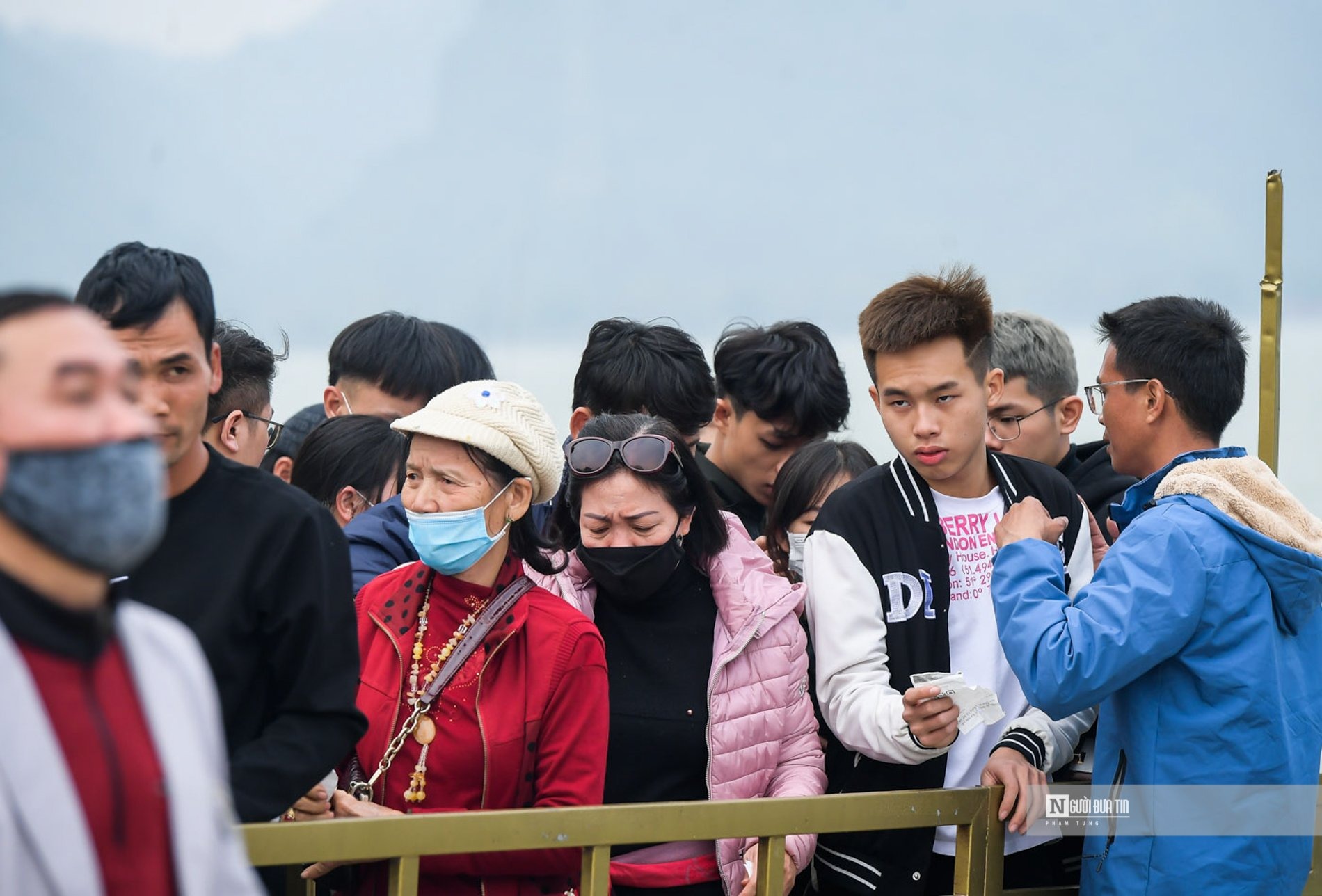 Khoản 12 Điều 9 Luật Báo chí 2016 quy định nghiêm cấm các hành vi đe dọa, uy hiếp tính mạng, xúc phạm danh dự, nhân phẩm của nhà báo, phóng viên; phá hủy, thu giữ phương tiện, tài liệu, cản trở nhà báo, phóng viên hoạt động nghề nghiệp đúng pháp luật. Việc cản trở hoạt động báo chí được biểu hiện ở các hành vi dùng lời nói, hoặc việc làm nhất định nhằm ngăn cản, gây khó khăn cho quá trình tác nghiệp của các nhà báo, phóng viên; ngăn cản trái phép, không cho nhà báo, phóng viên ghi hình, tiếp cận và thu thập thông tin, tài liệu theo đúng quy định của pháp luật. Điều 7 Nghị định 119/2020/NĐ-CP quy định về xử phạt vi phạm hành chính trong hoạt động báo chí, hoạt động xuất bản quy định rõ mức phạt đối với các hành vi cản trở hoạt động của báo chí trái pháp luật. Cụ thể, hành vi cản trở trái pháp luật hoạt động nghề nghiệp của nhà báo, phóng viên có thể bị phạt tiền từ 10.000.000 đồng đến 20.000.000 đồng.