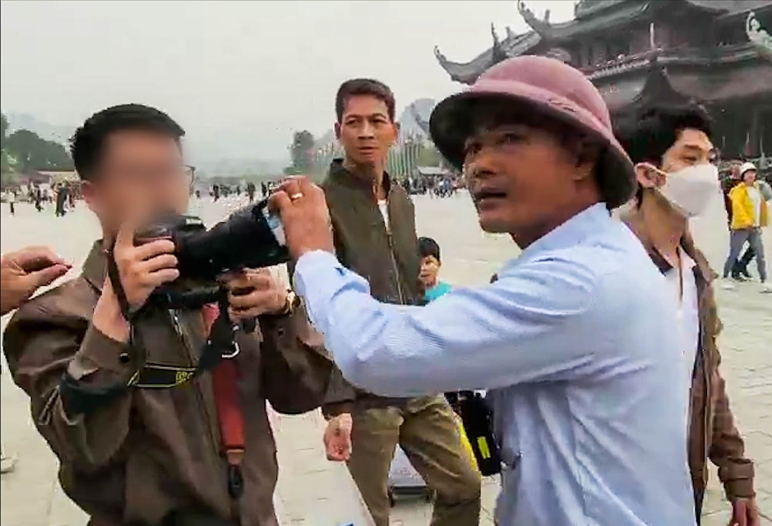 Người đàn ông này tự nhận mình là Người của Ban quản lý chùa Tam Chúc.