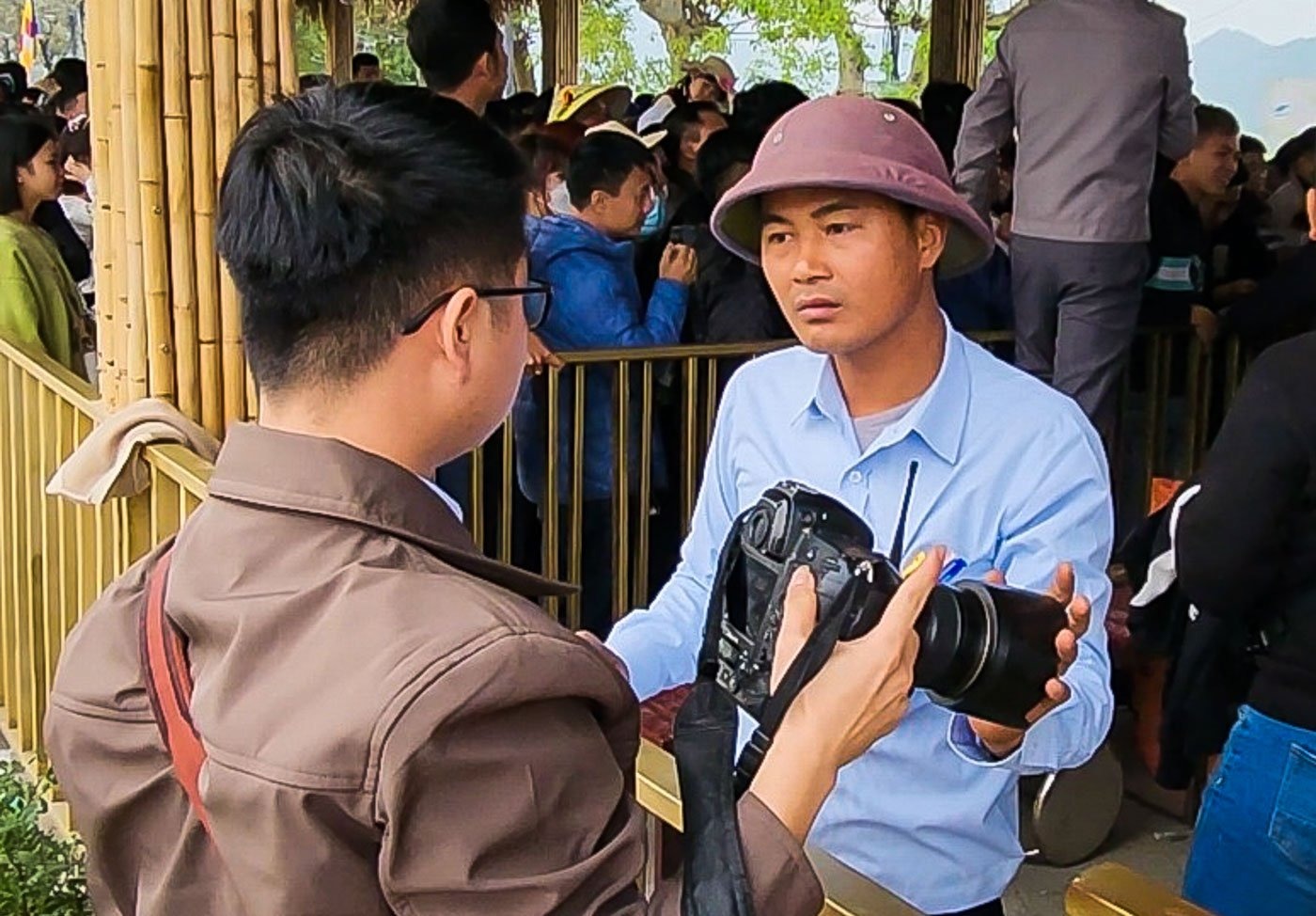 Cụ thể, chiều ngày 26/1 (tức ngày mùng 5 Tết), trong quá trình ghi hình khu vực bán vé, chờ lên tàu của quần thể khu du lịch tâm lịch chùa Tam Chúc, Phóng viên Người Đưa Tin đã bị một người đàn ông (mặc áo xanh, đội mũ cối, không có biển, thẻ tên trong ảnh) cố tình cản trở, ngăn cản hoạt động tác nghiệp chính đáng.