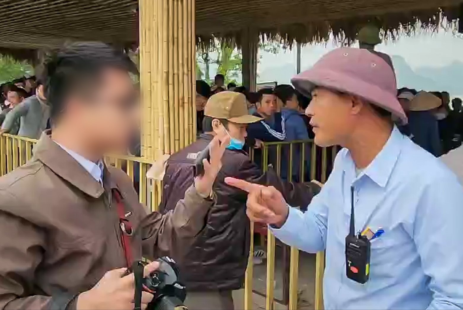 Cho dù Phóng viên đã ra sức giải thích cũng như thông báo với bộ phận Truyền thông của Ban Quản lý và xuất trình thẻ nhà báo theo đúng Luật Báo chí nhưng vẫn liên tục bị ngăn cản, không cho tiếp cận khu vực bến chờ lên tàu, ngăn cản việc ghi hình.