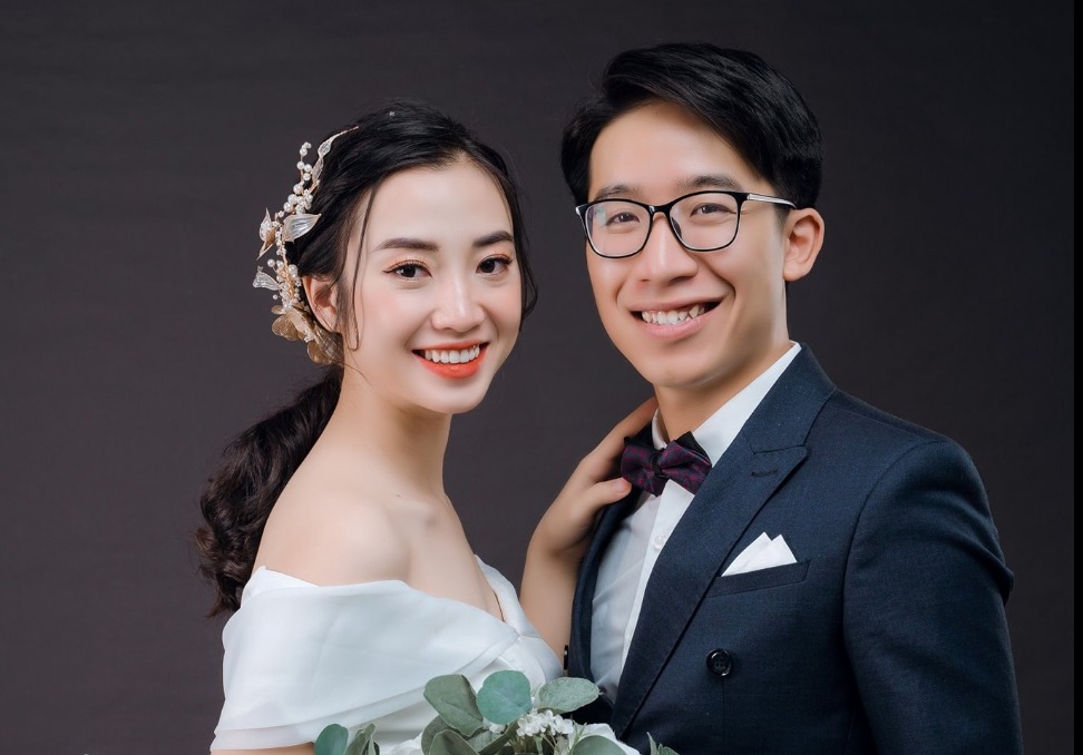 Chú rể Văn Cường cho biết: “Năm xưa, lúc bố mình còn sống cũng hay nói đùa rằng sau này sẽ tổ chức cho hai con sinh đôi cưới chung một ngày. Bây giờ, lời bố nói đã thành sự thật. Đây như là một cách để hoàn thành tâm nguyện cho bố'.