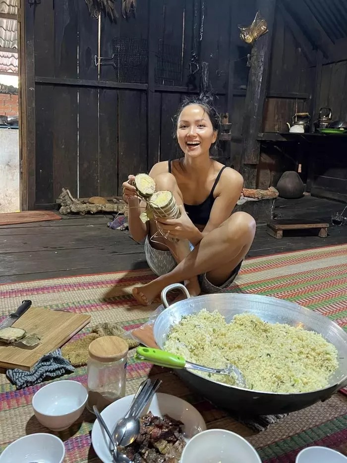 Khoe ảnh 'ngập ngụa' trong cơm rang, bánh tét nhưng mỹ nhân Ê-Đê lại gây chú ý nhất là vòng eo bé đáng kinh ngạc. Khoe ảnh 'ngập ngụa' trong cơm rang, bánh tét nhưng mỹ nhân Ê-Đê lại gây chú ý nhất là vòng eo bé đáng kinh ngạc.