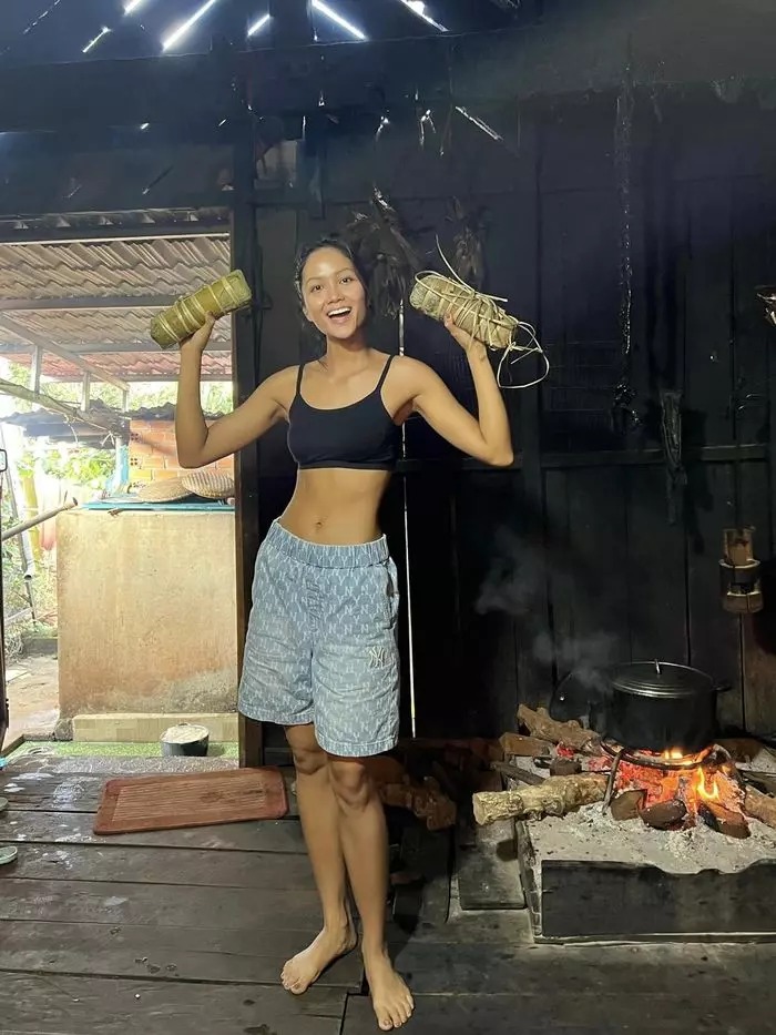 H'Hen Niê khiến dân tình nể phục khi hào hứng khoe sự thay đổi của bản thân qua 3 mùa Tết - Ảnh 5 H'Hen Niê khiến dân tình nể phục khi hào hứng khoe sự thay đổi của bản thân qua 3 mùa Tết - Ảnh 5