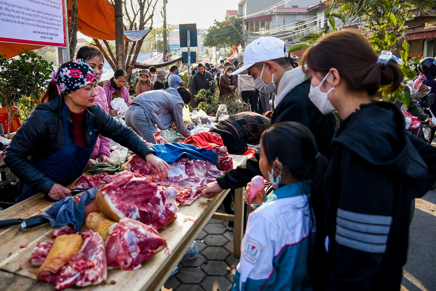 Nhiều du khách đến đây đều mua thịt bò mang về bởi thịt bò ở đây được mổ tại chỗ, tươi và rất ngon.