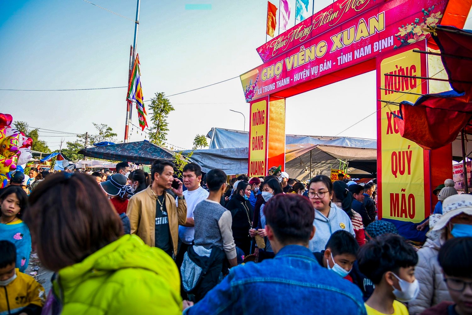 Chợ Viềng xuân ngập tràn màu sắc và đầy ý nghĩa.