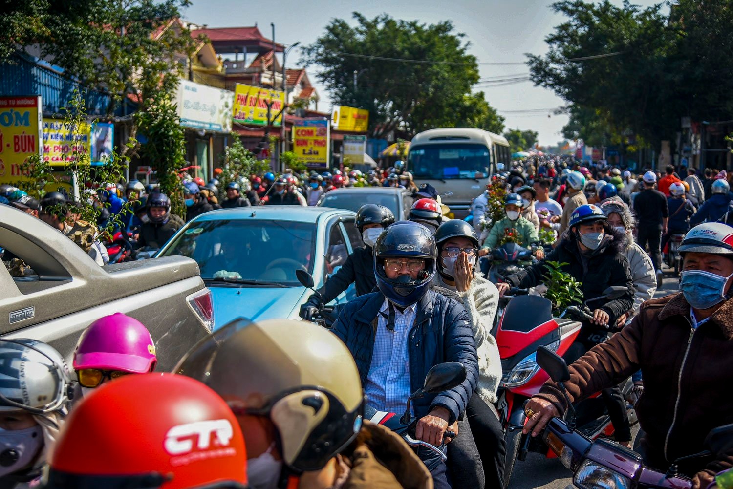 Dòng người tấp nập về dự hội chợ Viềng. 