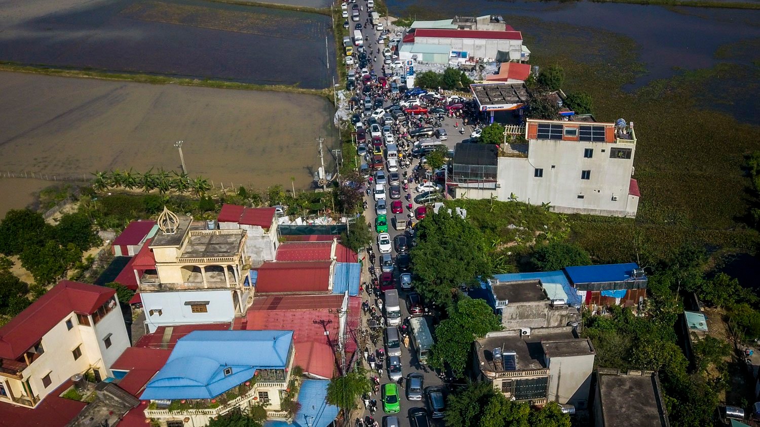 Sau 2 năm tạm dừng do dịch bệnh, Hội chợ Viềng xuân Quý Mão thu hút hàng vạn lượt du khách từ khắp các tỉnh, thành về tham dự, du xuân.
