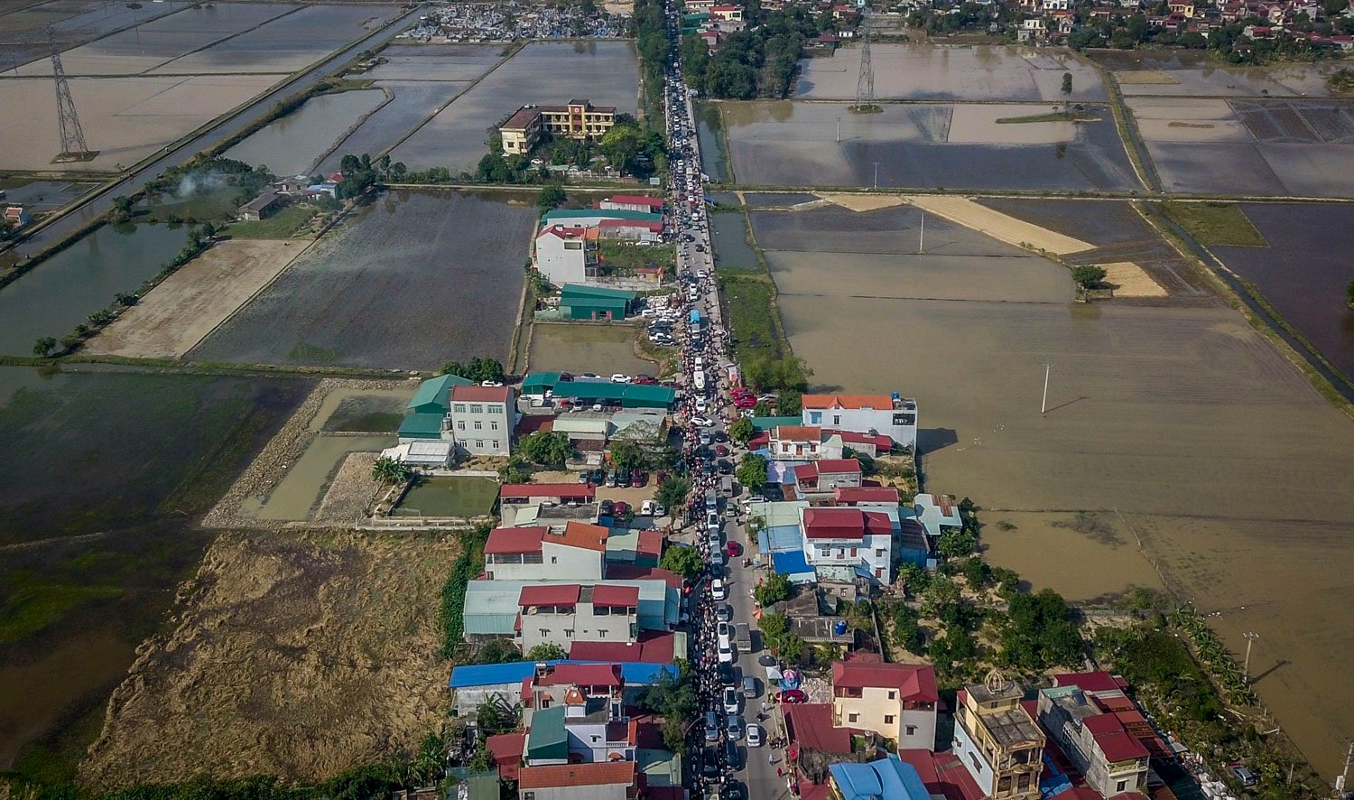 Từ chiều ngày mùng 7 tháng Giêng, những dòng người từ các ngả đường đã tấp nập đổ về khu vực chợ Viềng tại huyện Vụ Bản.