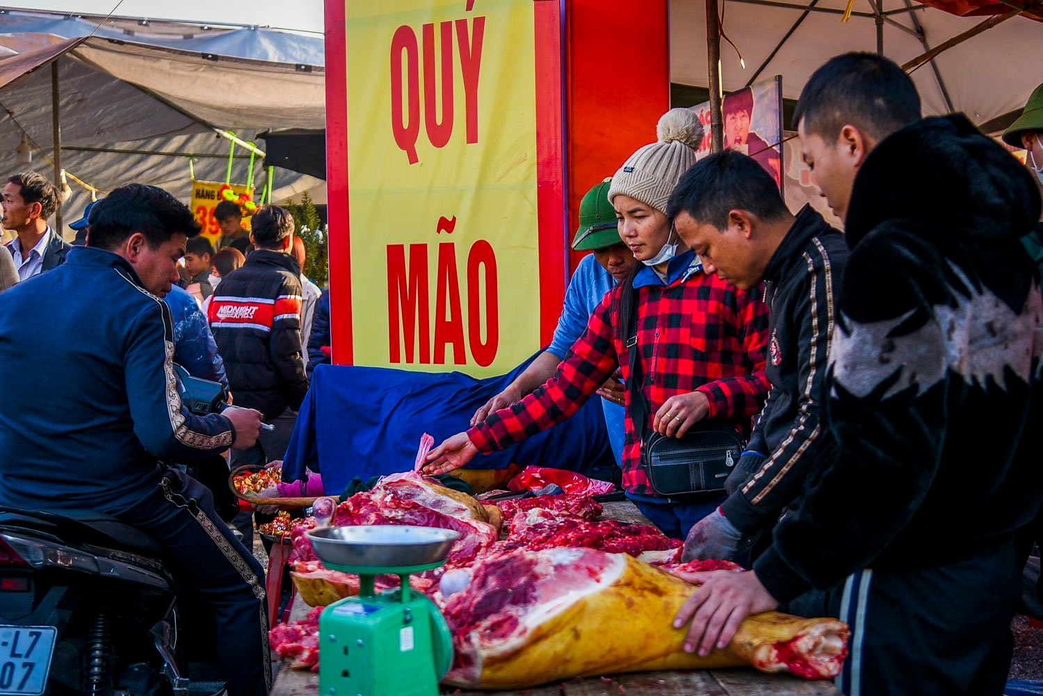 Nét đặc trưng mà ai đến Chợ Viềng cũng nhận thấy là phiên chợ bán rất nhiều thịt bò.