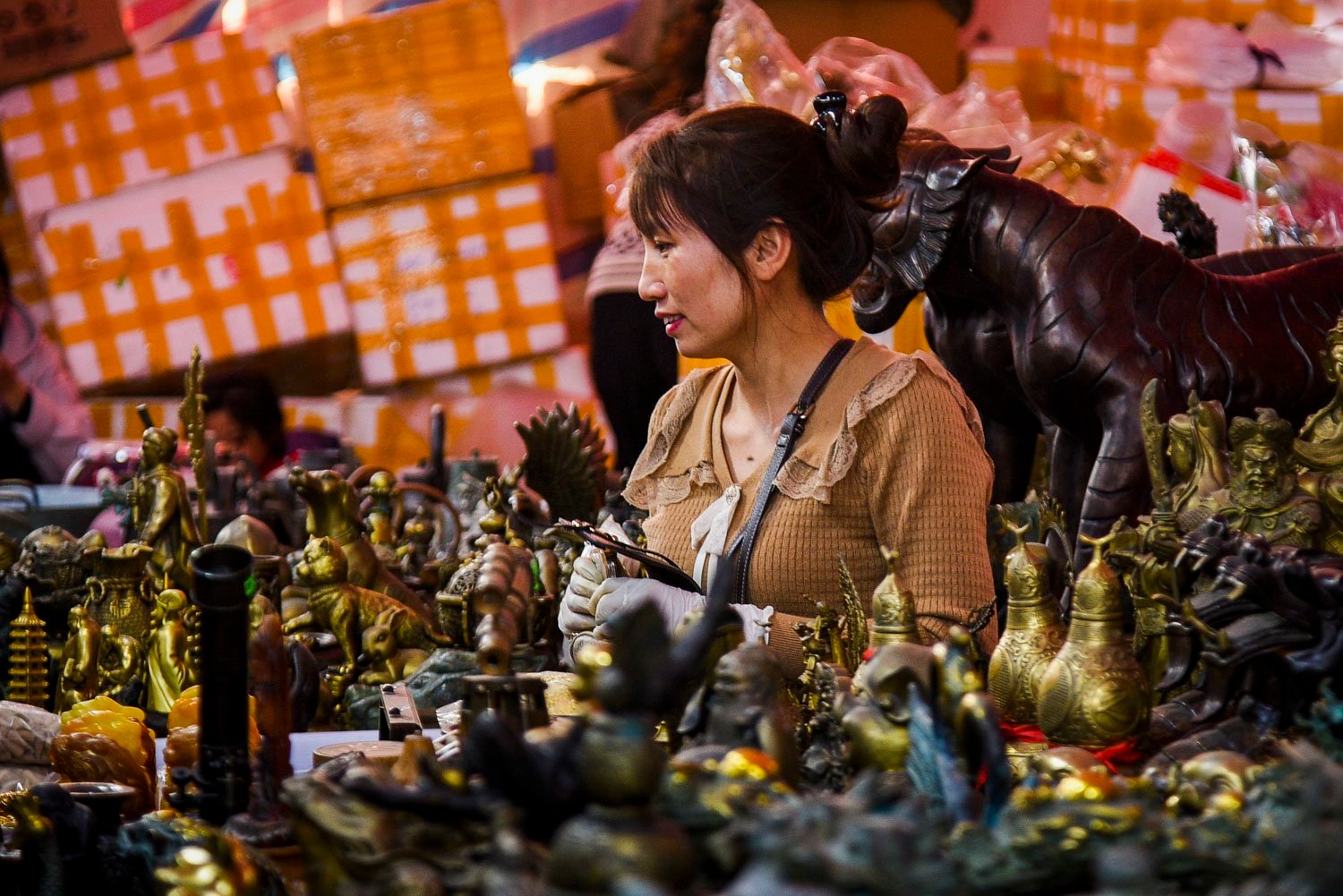 Hàng hóa bày bán tại chợ Viềng rất đa dạng.