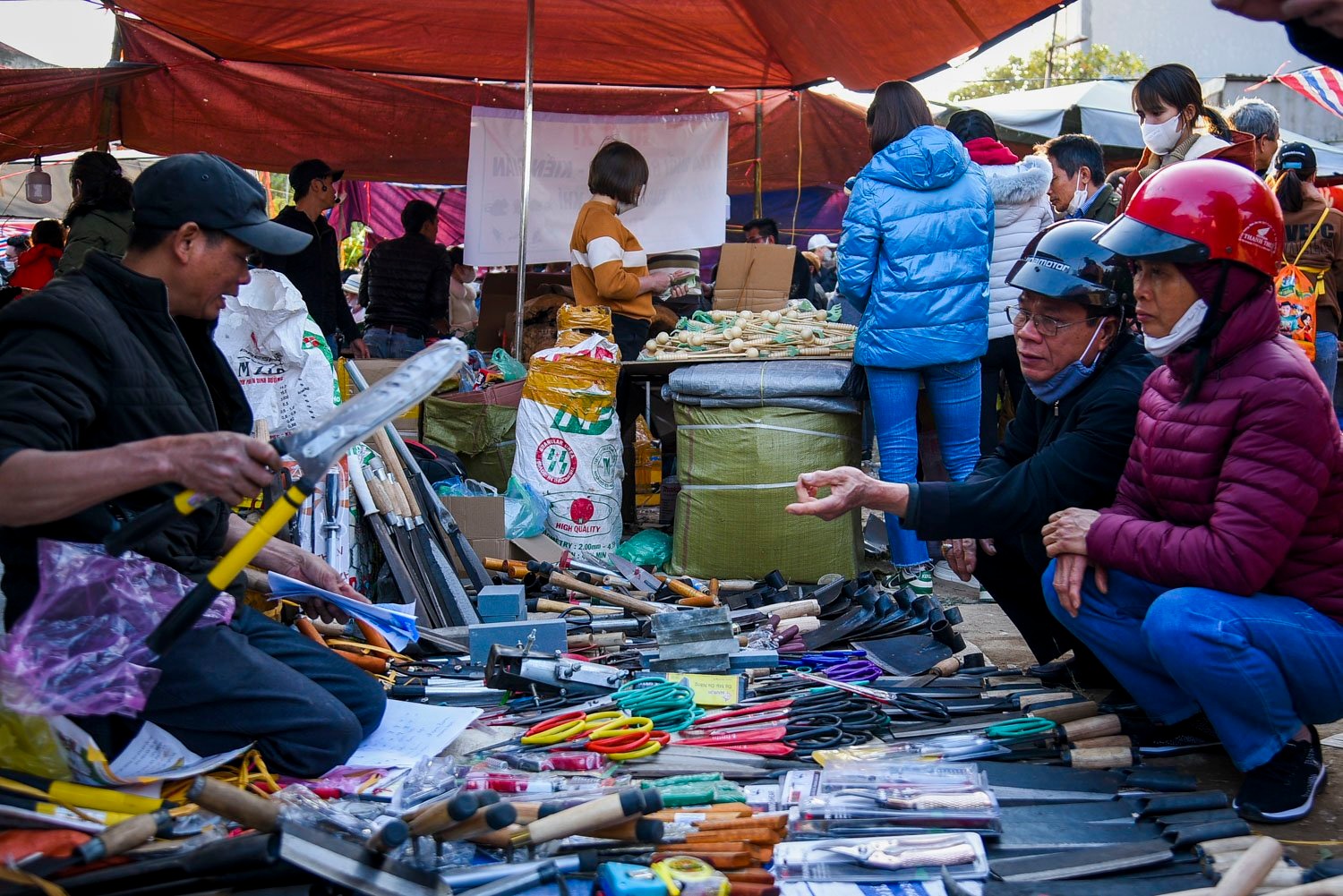 Nông cụ bày bán ở chợ Viềng.