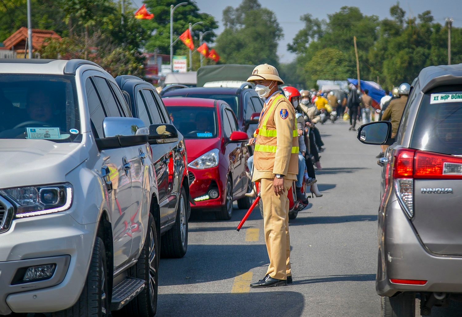 Lực lượng Công an tổ chức phân luồng tại các tuyến đường vào khu vực chợ Viềng.