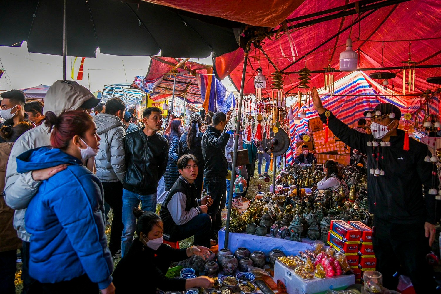 Thời tiết năm nay thuận lợi càng tạo điều kiện để người dân và du khách về du xuân, cầu may tại chợ Viềng. 