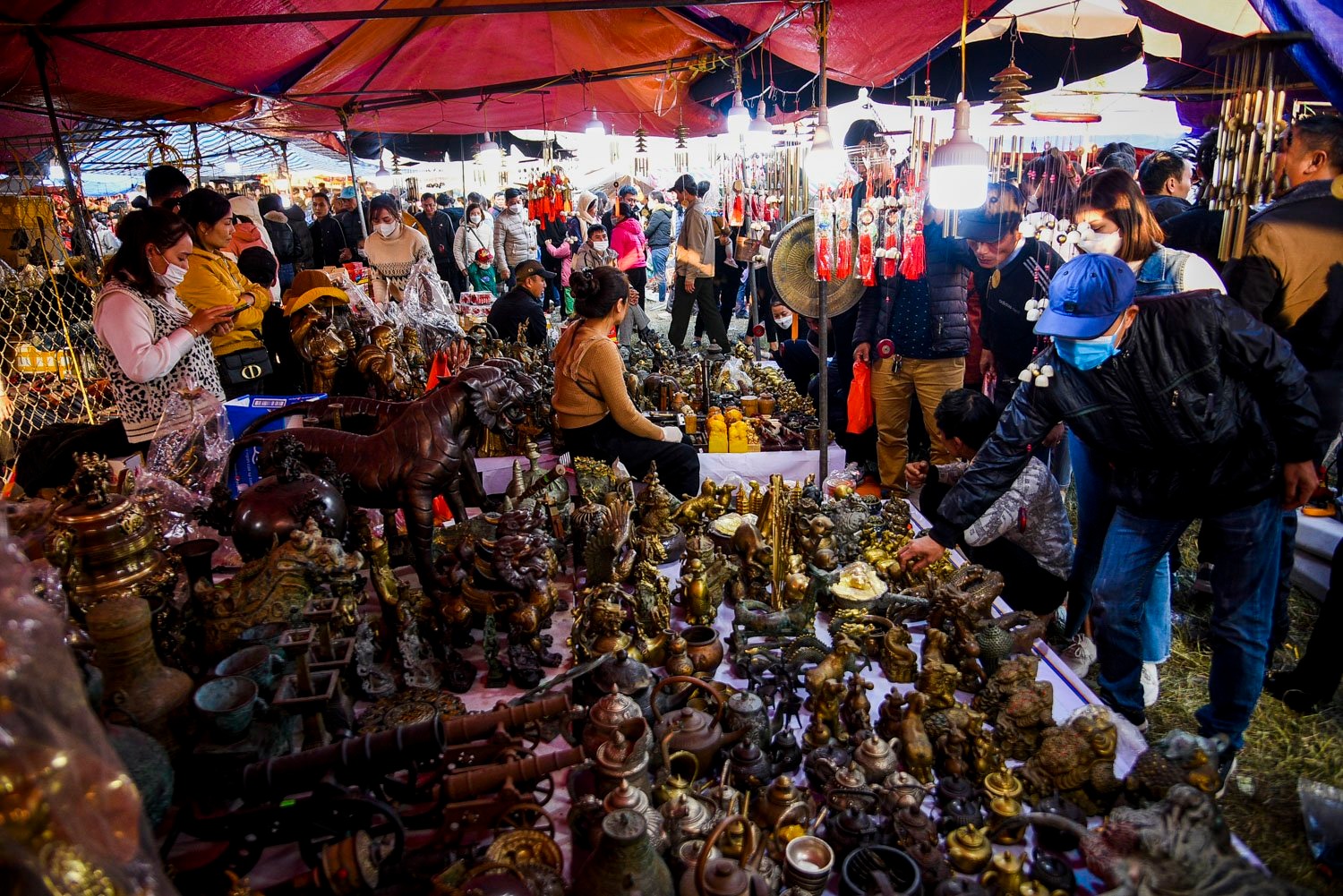 Càng về đêm ngày mùng 7, rạng sáng ngày mùng 8 lượng khách kéo về chợ Viềng càng trở nên đông đúc.