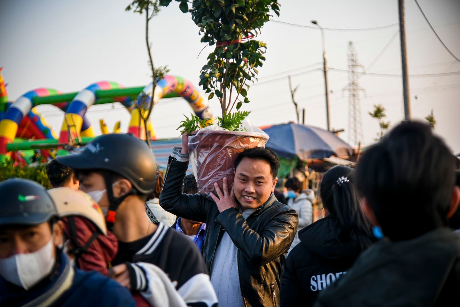 Du khách đến với chợ Viềng thường mua cây về để cầu may vì người ta cho rằng đây là cách đơn giản để mua “lộc”, rước “lộc” về nhà.