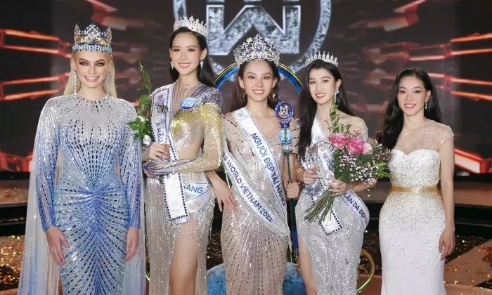 Khoảnh khắc 'dì Dung' bên top 3 Miss World Vietnam 2022 trong giây phút đăng quang.
