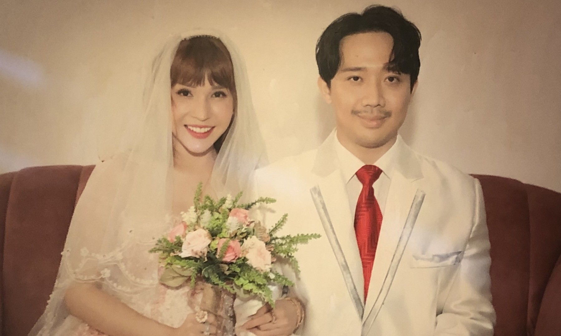 Trong phim 'Nhà bà Nữ', Khả Như thích thú với tạo hình lòe loẹt, tính cách đồng bóng nhưng áp lực vì bạn diễn - đạo diễn Trấn Thành quá khó tính.