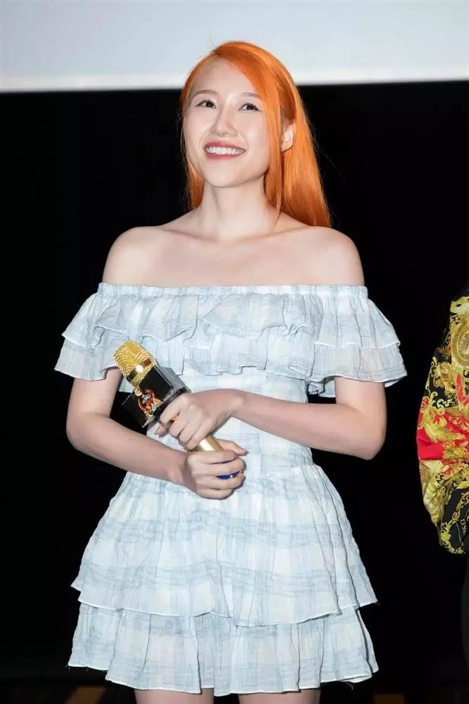 Uyển Ân khiến nhiều người bất ngờ khi thử tẩy tóc sang màu vàng cam rực khi ra mắt phim Nhà bà Nữ.